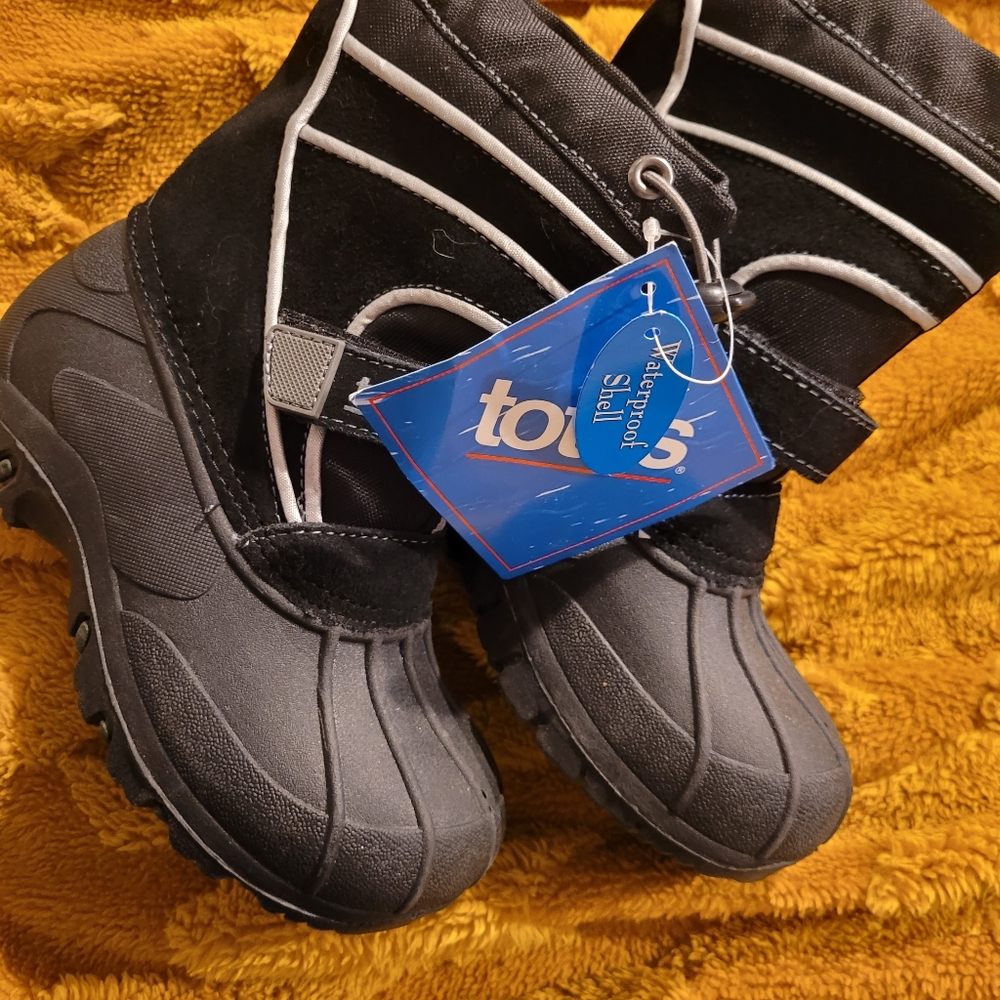NwT totes snow boots